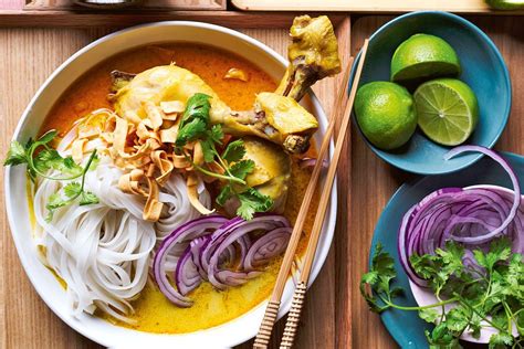  Khao Soi: Một Sự Kết Hợp Đầy Sảng Khỏi Giữa Thịt Bò Nướng Mềm Và Nước Dừa Cay Gừng!