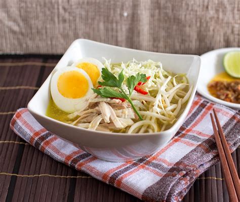  Soto Lamongan? A Symphony of Aromatic Spices and Silky Noodles That Will Transport Your Taste Buds to Indonesia!