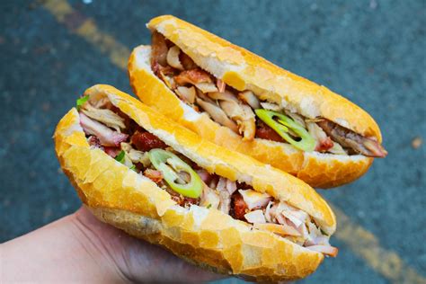  Bánh Mì Gà Quay Linfen: Sự Kết Hợp Hoàn Hảo Giữa Vỏ Bên Ngoài Giòn Rụm Và Thịt Gà Nướng Ngọt, Ngon