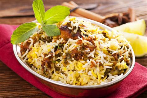  Biryani Hyderabadi: Một bữa tiệc hương vị nồng nàn với lớp gạo tơi xốp và thịt ướp gia vị!