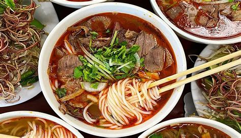  Bún Bò Huế:  Món ăn cay nồng, đầy ắp thịt và hải sản!