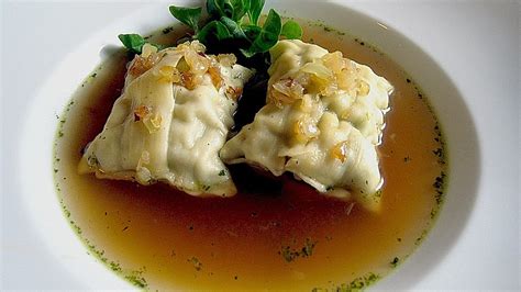  Maultaschen:  Một món ăn truyền thống hấp dẫn kết hợp giữa sự mượt mà của bột mì và vị đậm đà của nhân thịt!